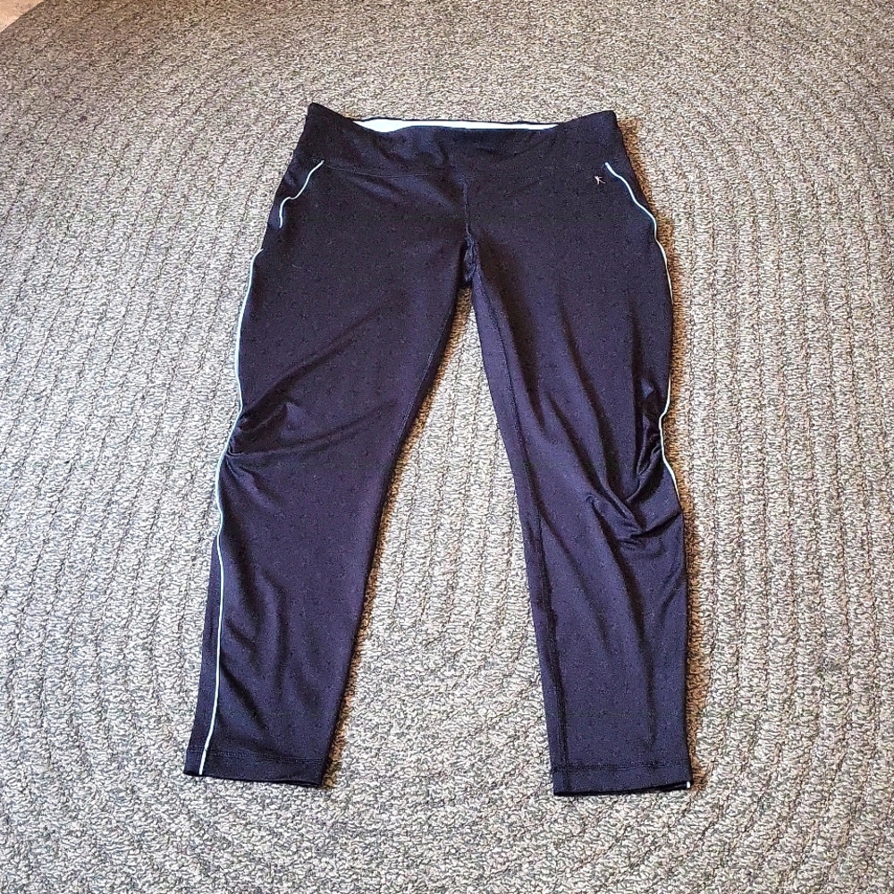 DANKSIN WOMEN'S FITTED BLACK ANKLE LENGTH WORK OUT PANTS. LARGE
